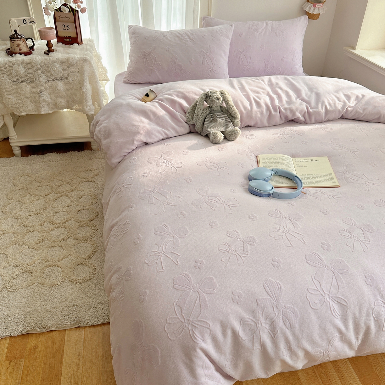 91家纺网 家纺一手货源 找家纺 瑞钰 2025新款ins博士风蝴蝶全消光雕花暗合牛奶绒四件套 蝴蝶结-浅紫