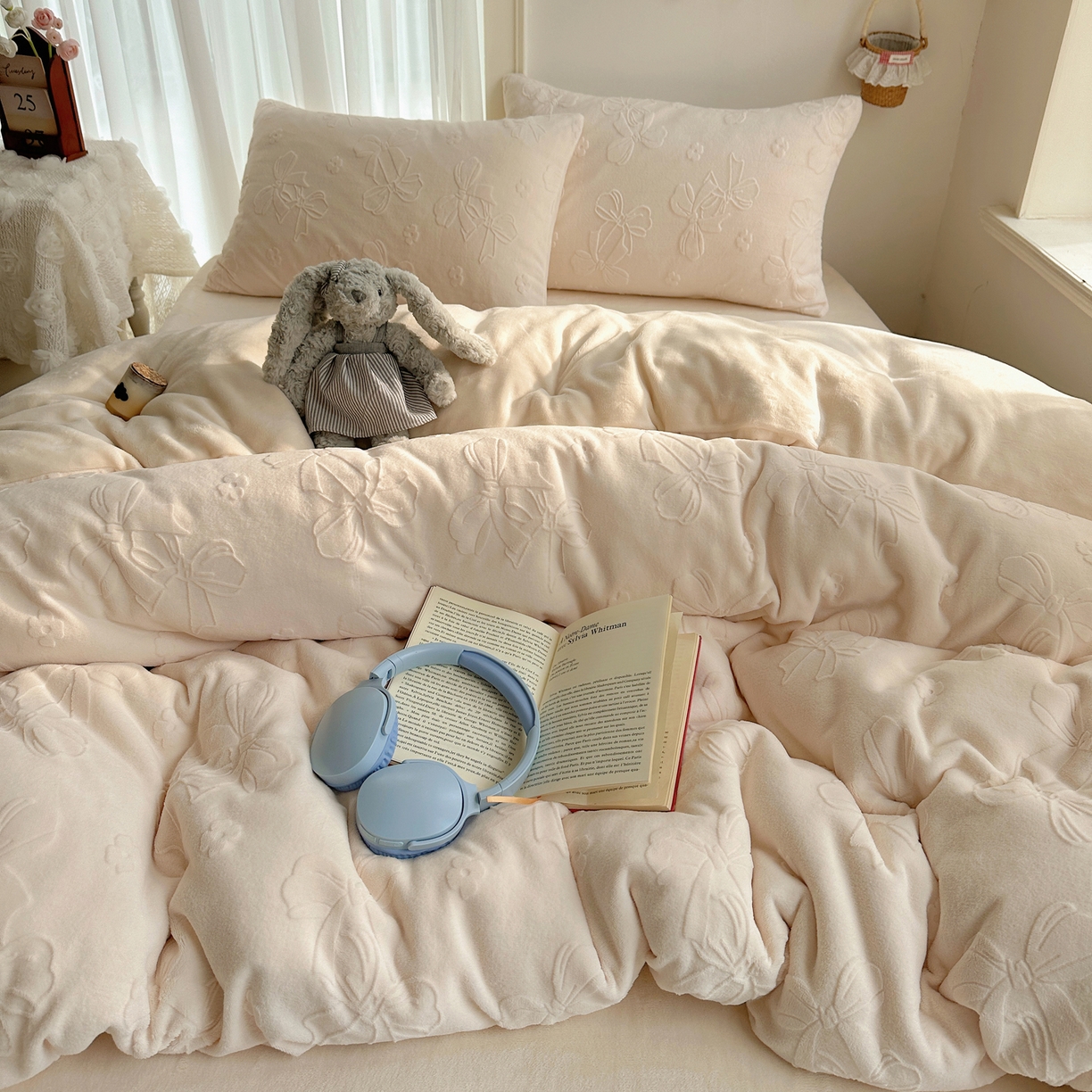 91家纺网 家纺一手货源 找家纺 瑞钰 2025新款ins博士风蝴蝶全消光雕花暗合牛奶绒四件套 蝴蝶结-米白