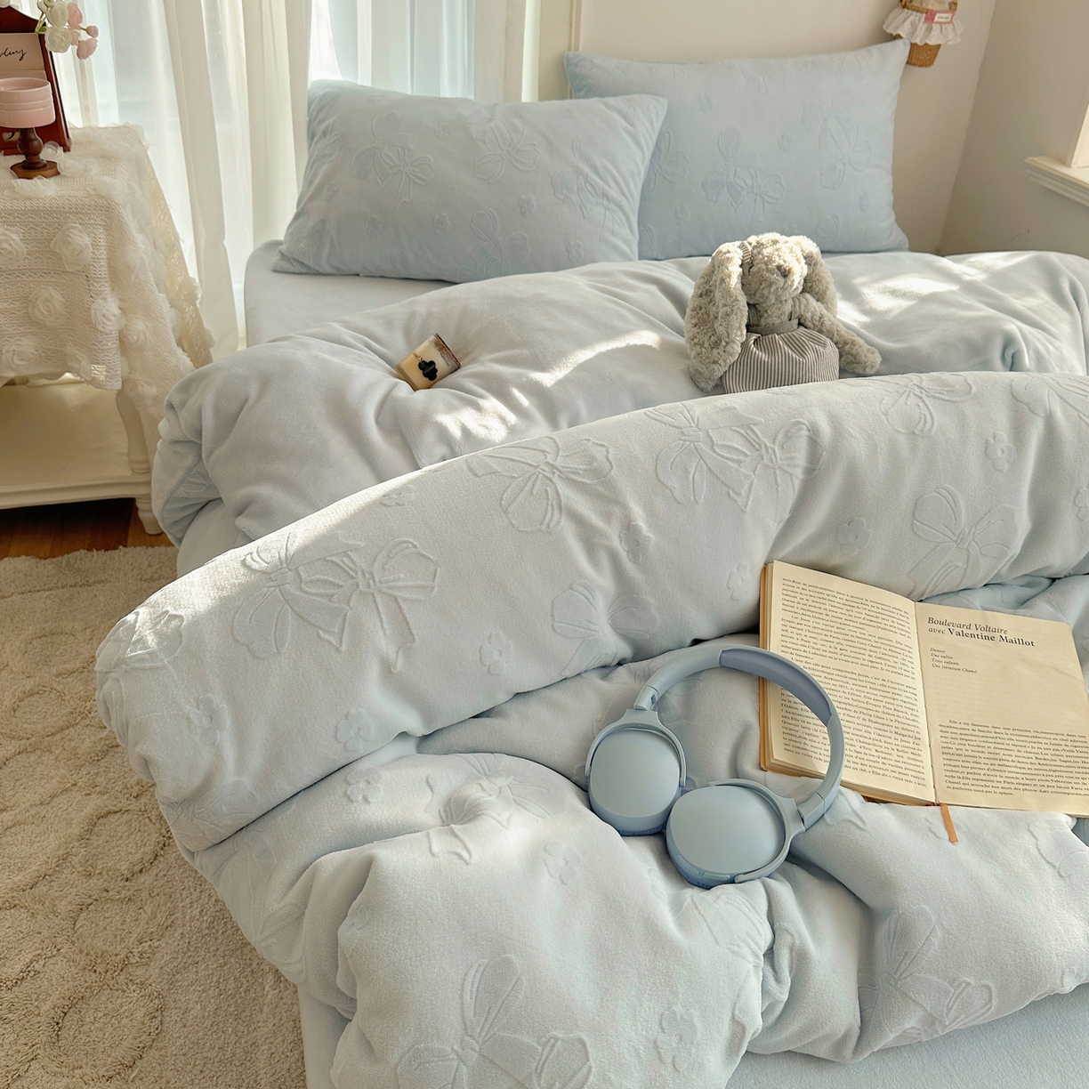 91家纺网 家纺一手货源 找家纺 瑞钰 2025新款ins博士风蝴蝶全消光雕花暗合牛奶绒四件套 蝴蝶结-浅蓝