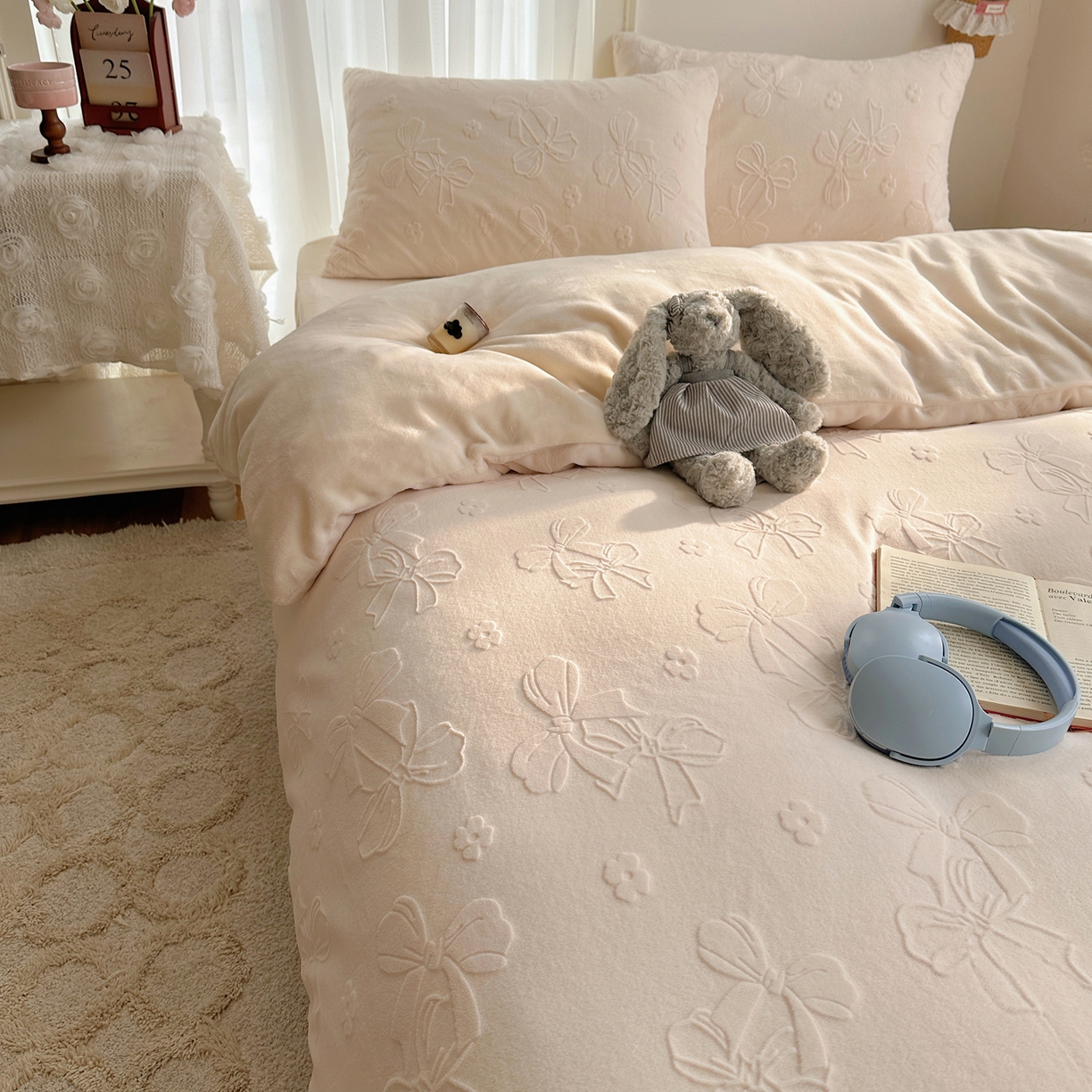 91家纺网 家纺一手货源 找家纺 瑞钰 2025新款ins博士风蝴蝶全消光雕花暗合牛奶绒四件套 蝴蝶结-米白