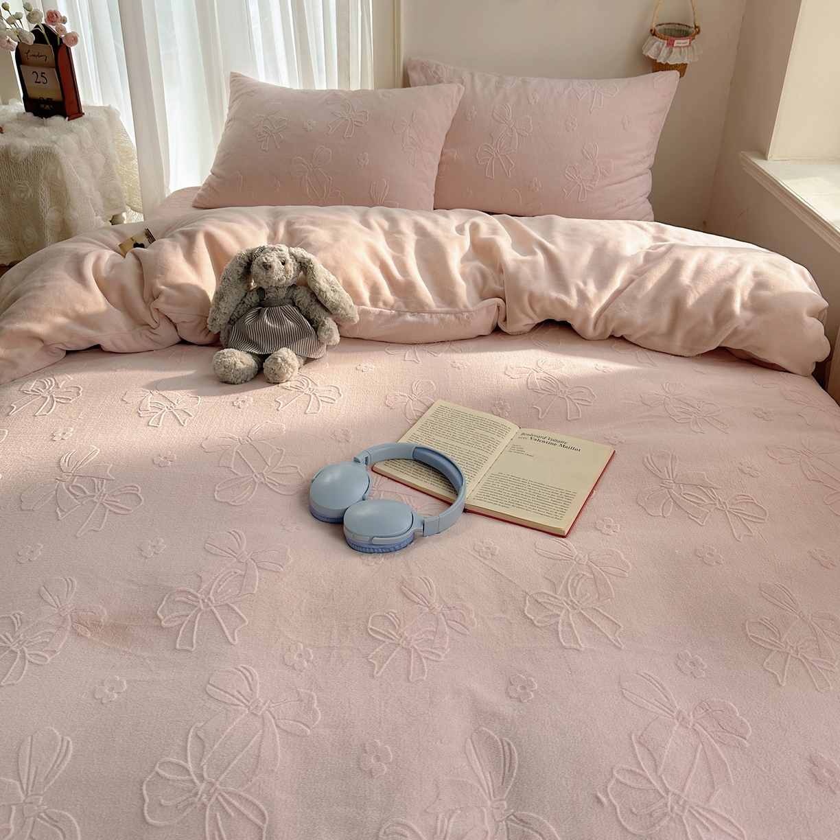 91家纺网 家纺一手货源 找家纺 瑞钰 2025新款ins博士风蝴蝶全消光雕花暗合牛奶绒四件套 蝴蝶结-浅粉