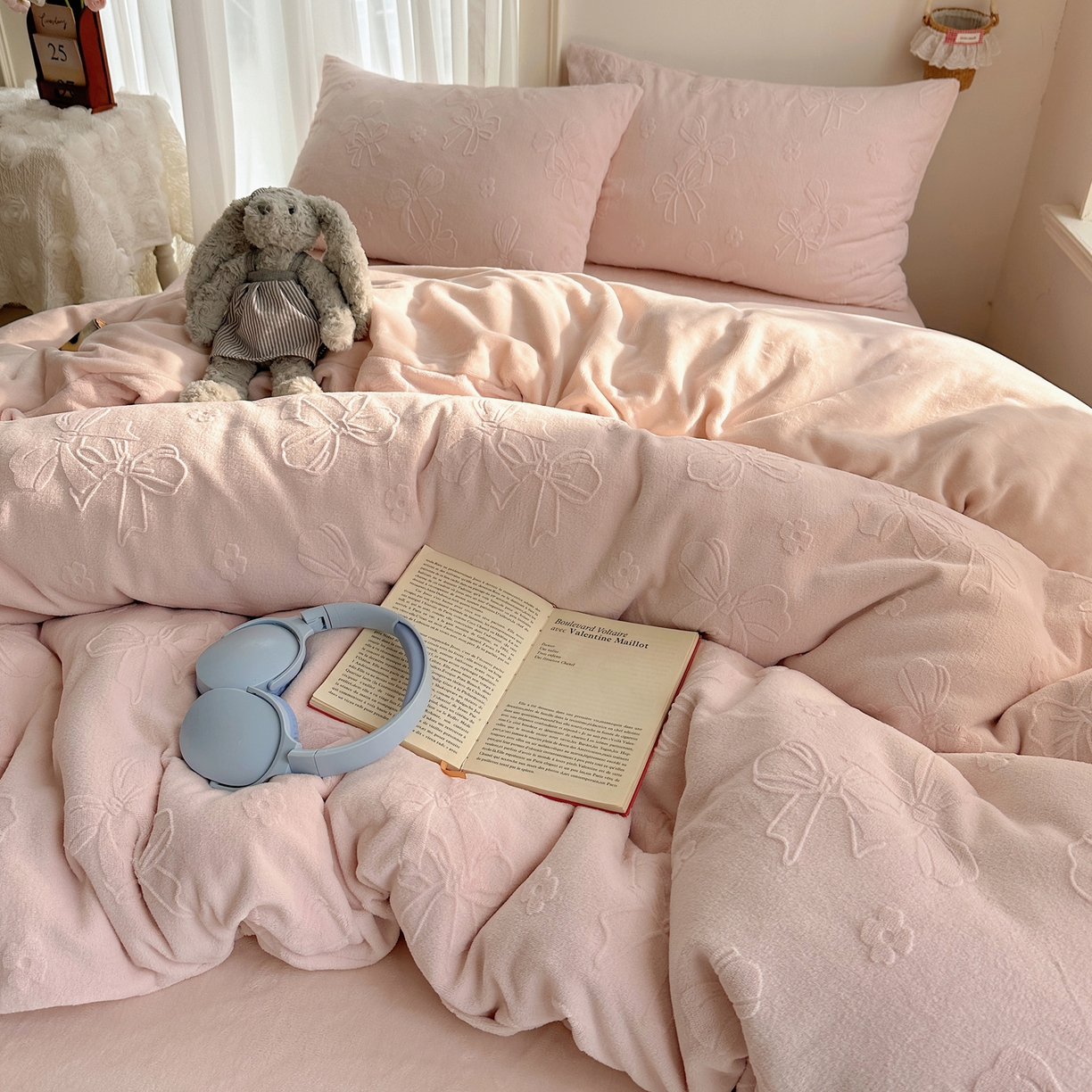 91家纺网 家纺一手货源 找家纺 瑞钰 2025新款ins博士风蝴蝶全消光雕花暗合牛奶绒四件套 蝴蝶结-浅粉