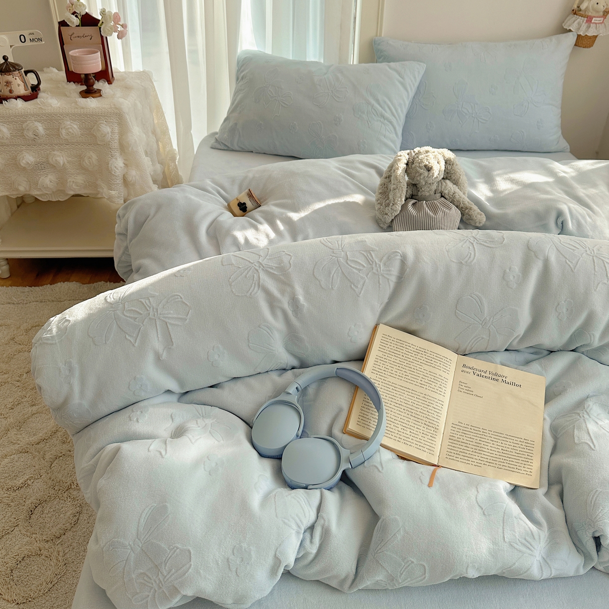 91家纺网 家纺一手货源 找家纺 瑞钰 2025新款ins博士风蝴蝶全消光雕花暗合牛奶绒四件套 蝴蝶结-浅蓝