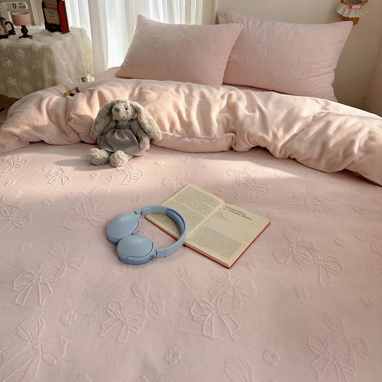 91家纺网 家纺一手货源 找家纺 瑞钰 2025新款ins博士风蝴蝶全消光雕花暗合牛奶绒四件套 蝴蝶结-浅粉