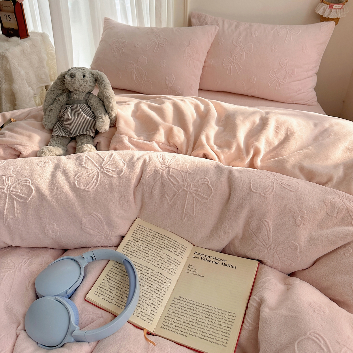 91家纺网 家纺一手货源 找家纺 瑞钰 2025新款ins博士风蝴蝶全消光雕花暗合牛奶绒四件套 蝴蝶结-浅粉