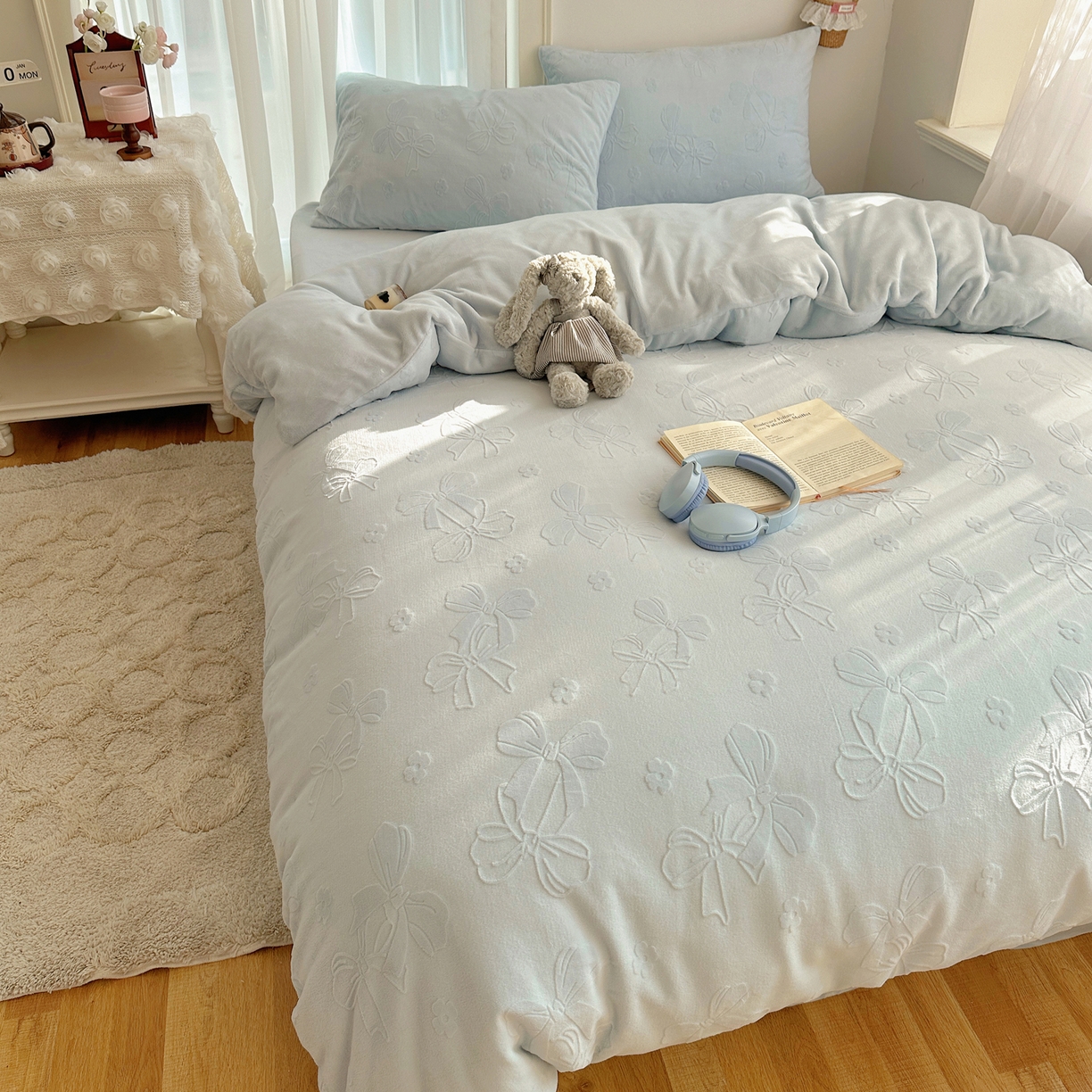 91家纺网 家纺一手货源 找家纺 瑞钰 2025新款ins博士风蝴蝶全消光雕花暗合牛奶绒四件套 蝴蝶结-浅蓝