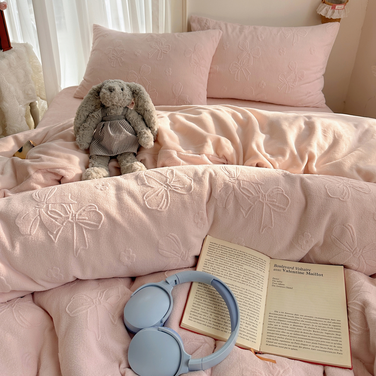 91家纺网 家纺一手货源 找家纺 瑞钰 2025新款ins博士风蝴蝶全消光雕花暗合牛奶绒四件套 蝴蝶结-浅粉