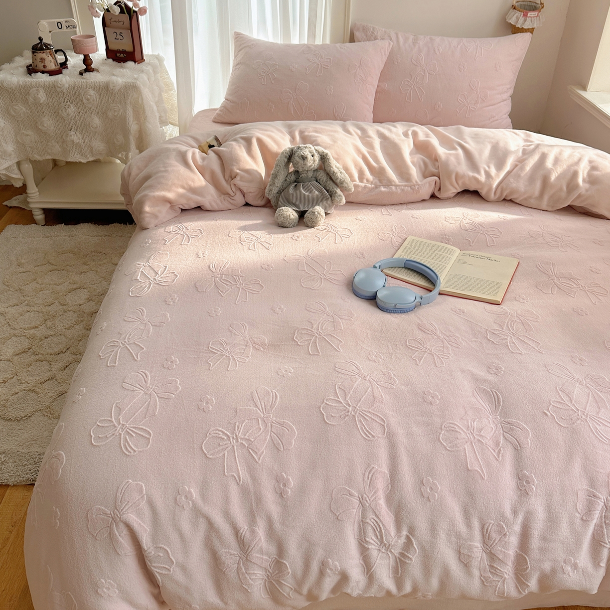 91家纺网 家纺一手货源 找家纺 瑞钰 2025新款ins博士风蝴蝶全消光雕花暗合牛奶绒四件套 蝴蝶结-浅粉