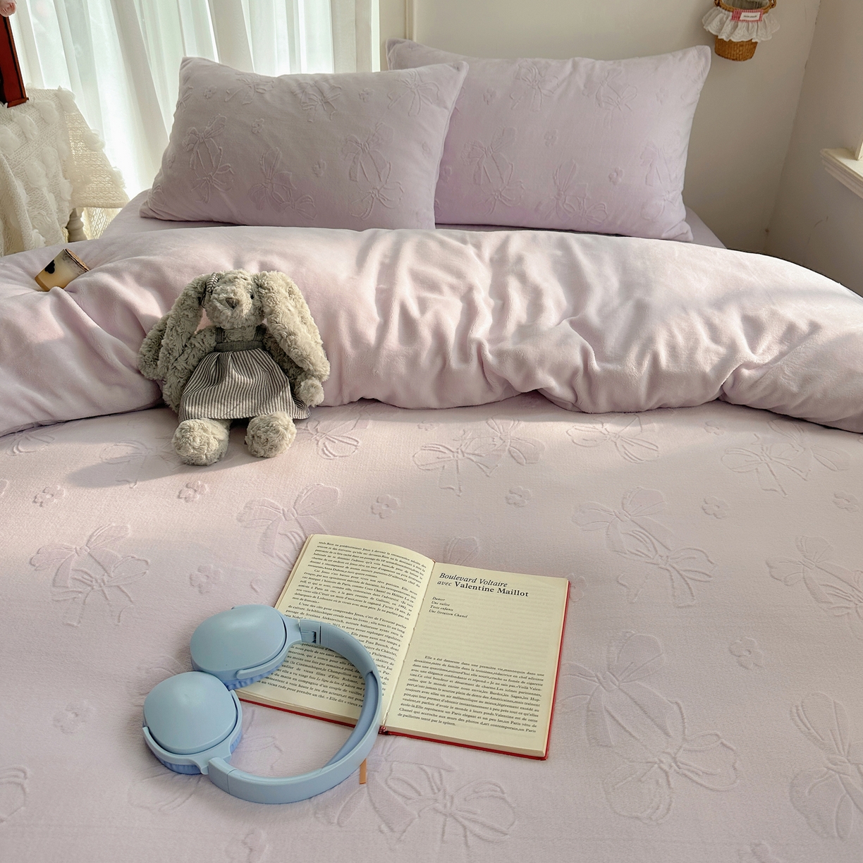 91家纺网 家纺一手货源 找家纺 瑞钰 2025新款ins博士风蝴蝶全消光雕花暗合牛奶绒四件套 蝴蝶结-浅紫