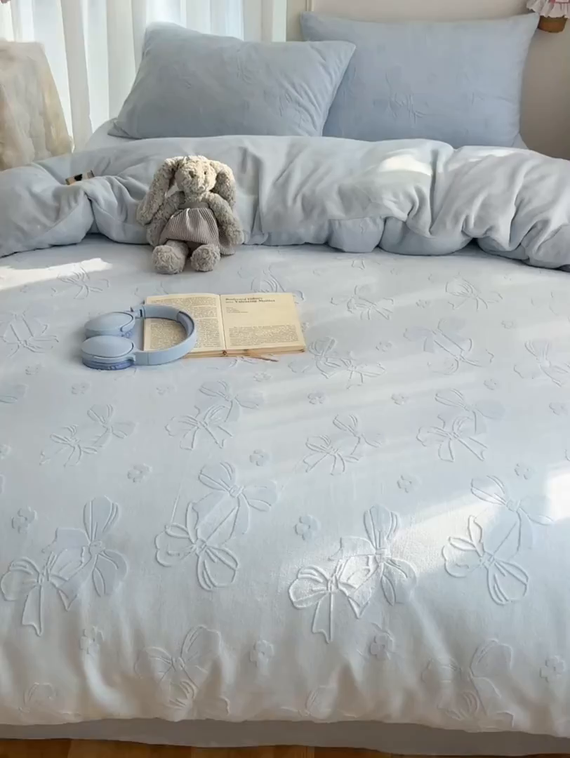 91家纺网 家纺一手货源 找家纺 瑞钰 2025新款ins博士风蝴蝶全消光雕花暗合牛奶绒四件套 蝴蝶结-浅蓝