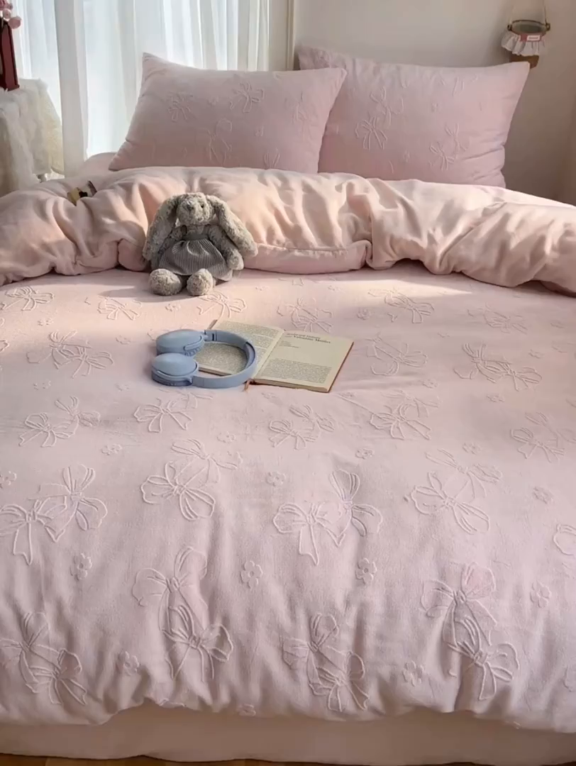 91家纺网 家纺一手货源 找家纺 瑞钰 2025新款ins博士风蝴蝶全消光雕花暗合牛奶绒四件套 蝴蝶结-浅粉