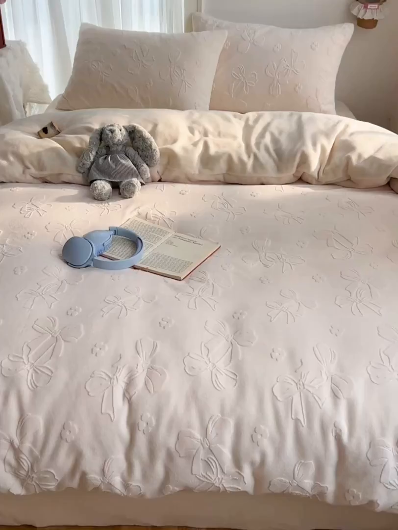 91家纺网 家纺一手货源 找家纺 瑞钰 2025新款ins博士风蝴蝶全消光雕花暗合牛奶绒四件套 蝴蝶结-米白