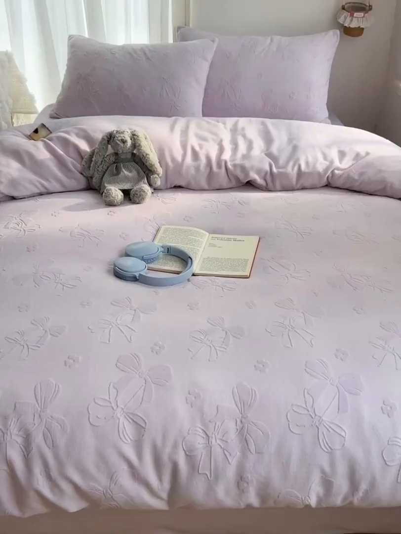 91家纺网 家纺一手货源 找家纺 瑞钰 2025新款ins博士风蝴蝶全消光雕花暗合牛奶绒四件套 蝴蝶结-浅紫