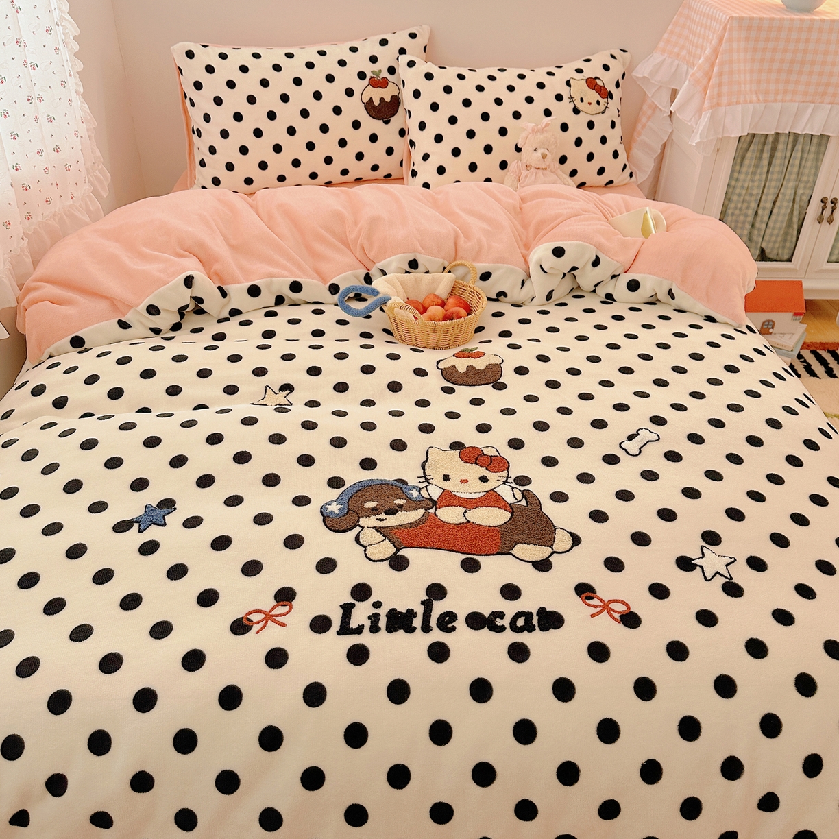 91家纺网 家纺一手货源 找家纺 （总）繁花家居 2025新款牛奶绒毛巾绣格子猫红格子苹果猫四件套