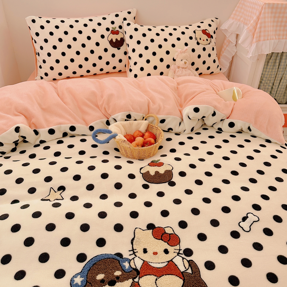 91家纺网 家纺一手货源 找家纺 （总）繁花家居 2025新款牛奶绒毛巾绣格子猫红格子苹果猫四件套