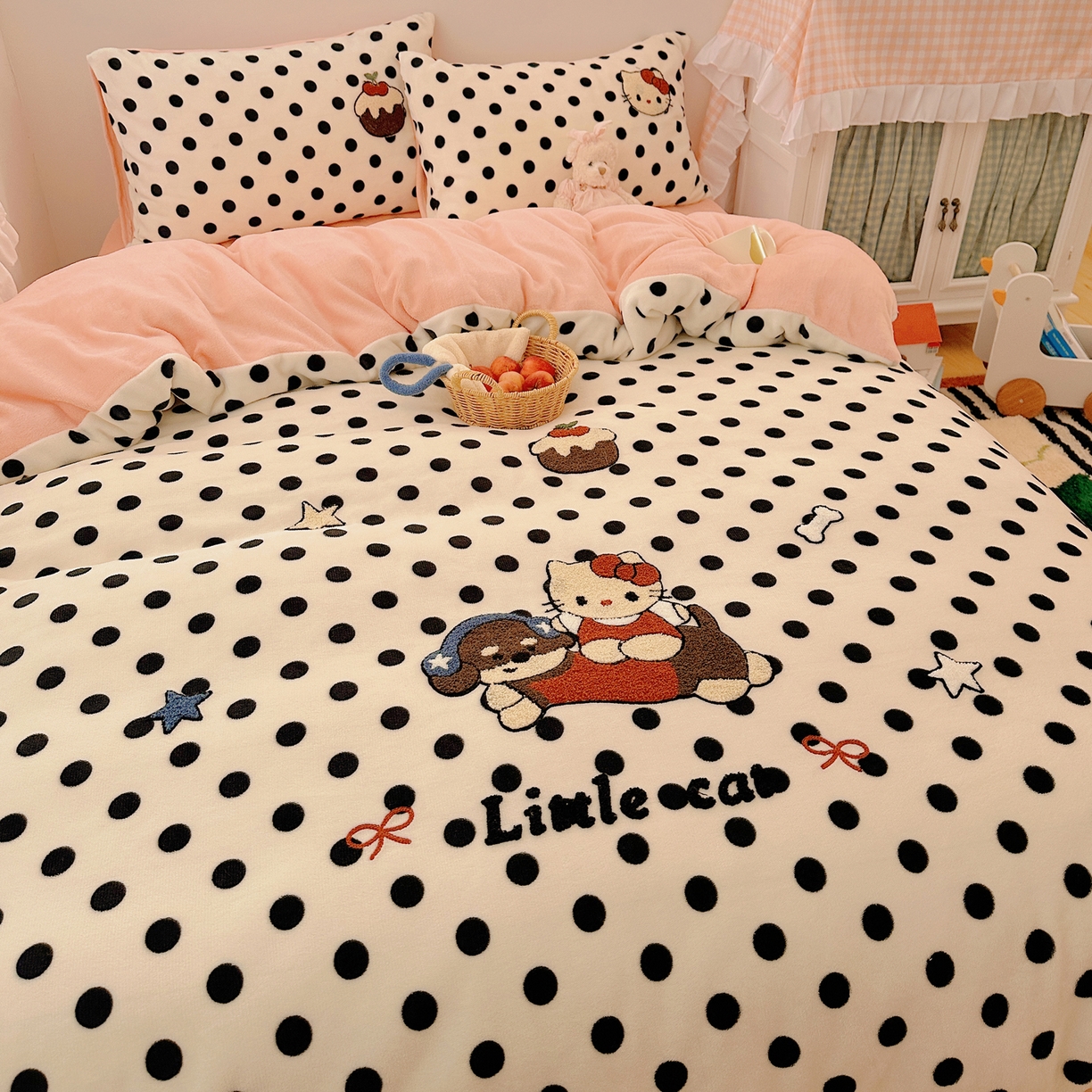 91家纺网 家纺一手货源 找家纺 （总）繁花家居 2025新款牛奶绒毛巾绣格子猫红格子苹果猫四件套