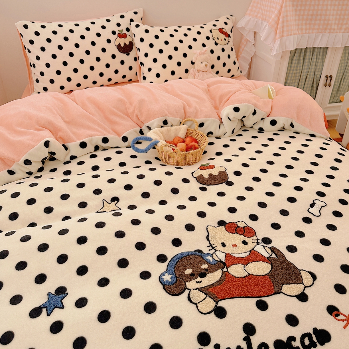 91家纺网 家纺一手货源 找家纺 （总）繁花家居 2025新款牛奶绒毛巾绣格子猫红格子苹果猫四件套