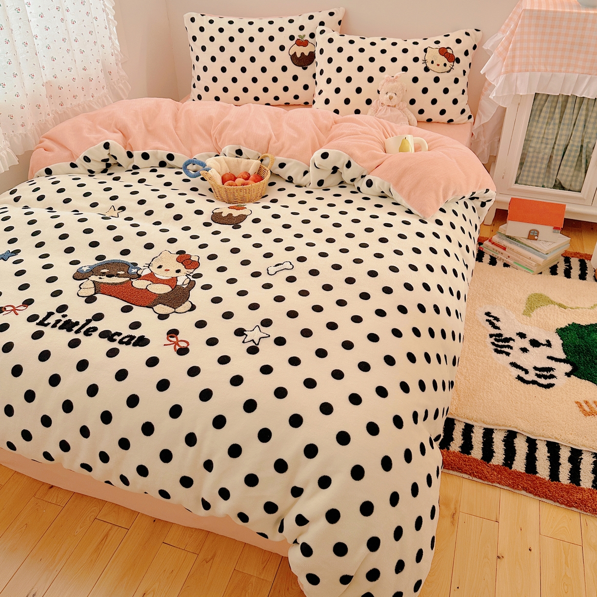 91家纺网 家纺一手货源 找家纺 （总）繁花家居 2025新款牛奶绒毛巾绣格子猫红格子苹果猫四件套