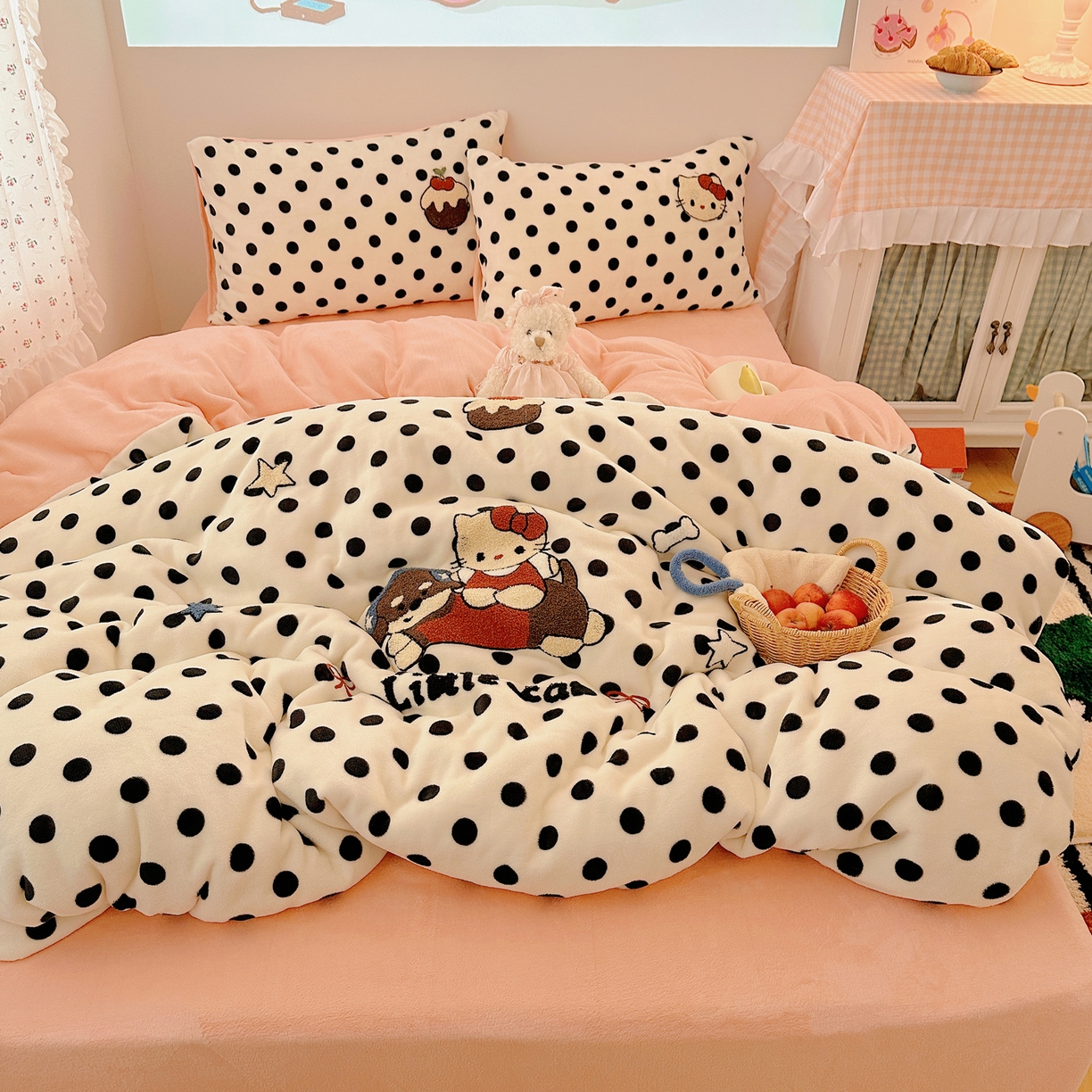 91家纺网 家纺一手货源 找家纺 （总）繁花家居 2025新款牛奶绒毛巾绣格子猫红格子苹果猫四件套