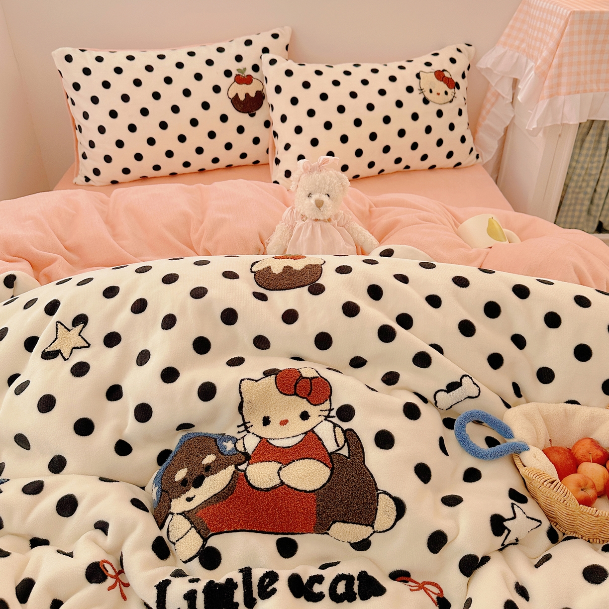 91家纺网 家纺一手货源 找家纺 （总）繁花家居 2025新款牛奶绒毛巾绣格子猫红格子苹果猫四件套