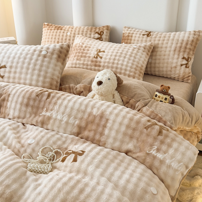 91家纺网 家纺一手货源 找家纺 郝媳妇家纺 2025新款泡泡绒牛奶绒四件套 爱心结奶咖