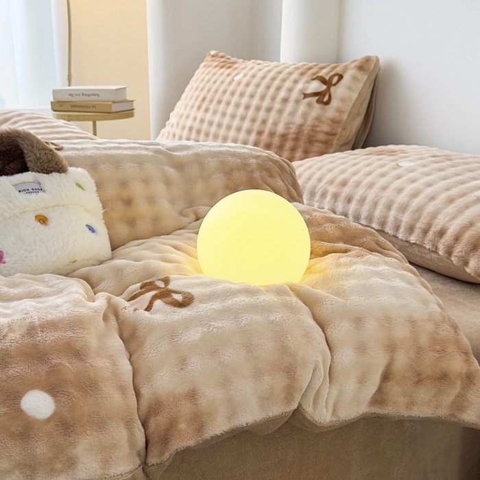 91家纺网 家纺一手货源 找家纺 郝媳妇家纺 2025新款泡泡绒牛奶绒四件套 爱心结奶咖