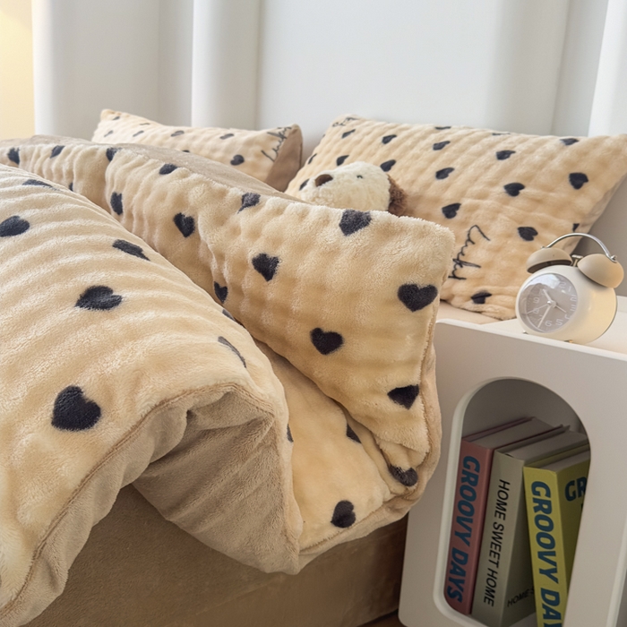 91家纺网 家纺一手货源 找家纺 郝媳妇家纺 2025新款泡泡绒牛奶绒四件套 爱心奶咖