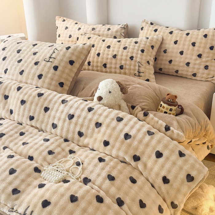 91家纺网 家纺一手货源 找家纺 郝媳妇家纺 2025新款泡泡绒牛奶绒四件套 爱心奶咖