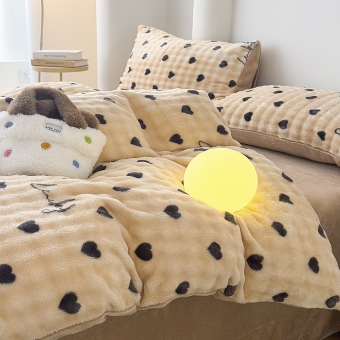 91家纺网 家纺一手货源 找家纺 郝媳妇家纺 2025新款泡泡绒牛奶绒四件套 爱心奶咖