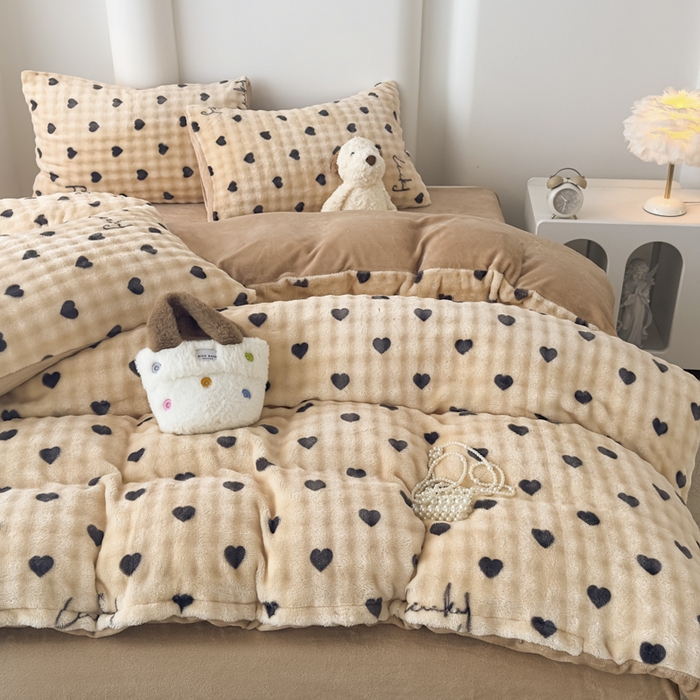 91家纺网 家纺一手货源 找家纺 郝媳妇家纺 2025新款泡泡绒牛奶绒四件套 爱心奶咖