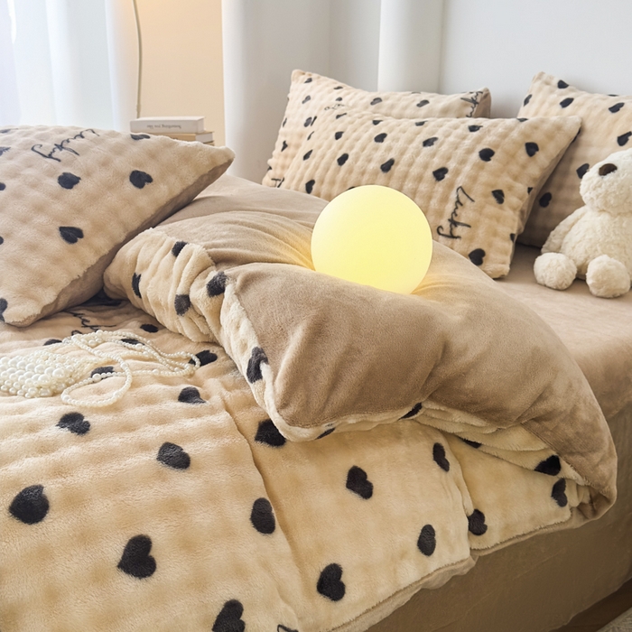 91家纺网 家纺一手货源 找家纺 郝媳妇家纺 2025新款泡泡绒牛奶绒四件套 爱心奶咖