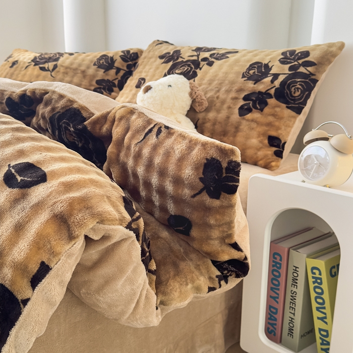 91家纺网 家纺一手货源 找家纺 郝媳妇家纺 2025新款泡泡绒牛奶绒四件套 玫瑰情缘