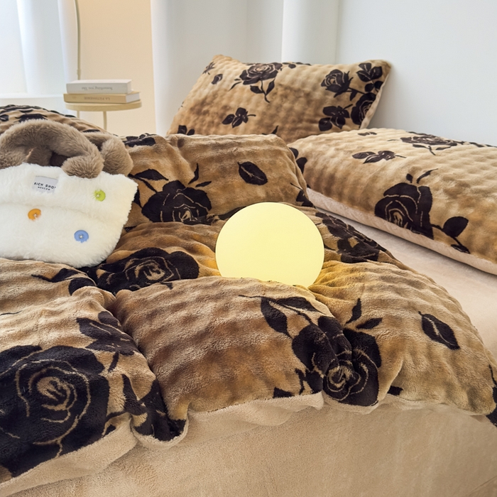 91家纺网 家纺一手货源 找家纺 郝媳妇家纺 2025新款泡泡绒牛奶绒四件套 玫瑰情缘