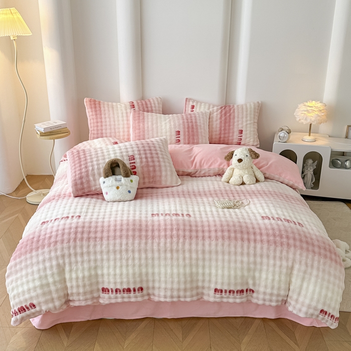 91家纺网 家纺一手货源 找家纺 郝媳妇家纺 2025新款泡泡绒牛奶绒四件套 咪咪粉