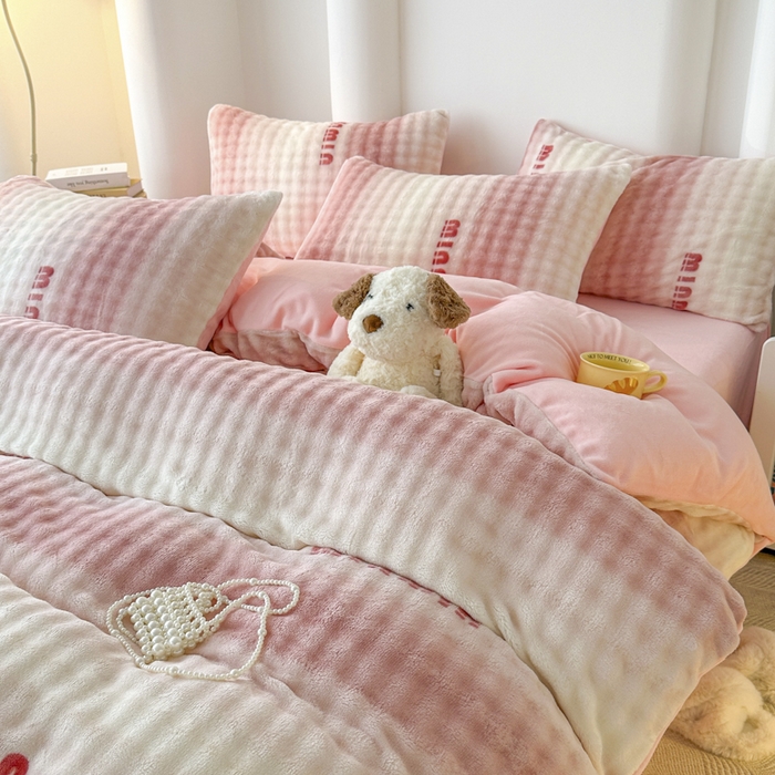 91家纺网 家纺一手货源 找家纺 郝媳妇家纺 2025新款泡泡绒牛奶绒四件套 咪咪粉