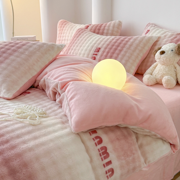 91家纺网 家纺一手货源 找家纺 郝媳妇家纺 2025新款泡泡绒牛奶绒四件套 咪咪粉