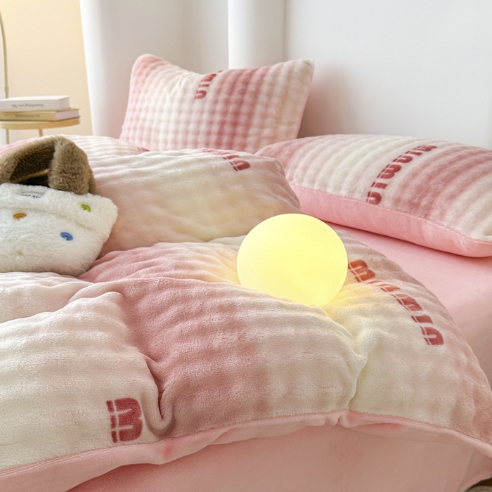 91家纺网 家纺一手货源 找家纺 郝媳妇家纺 2025新款泡泡绒牛奶绒四件套 咪咪粉