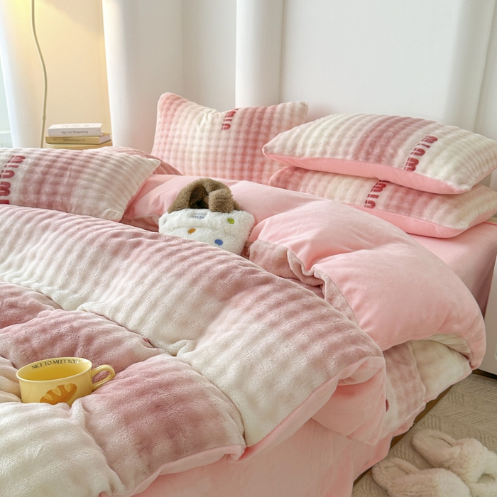 91家纺网 家纺一手货源 找家纺 郝媳妇家纺 2025新款泡泡绒牛奶绒四件套 咪咪粉