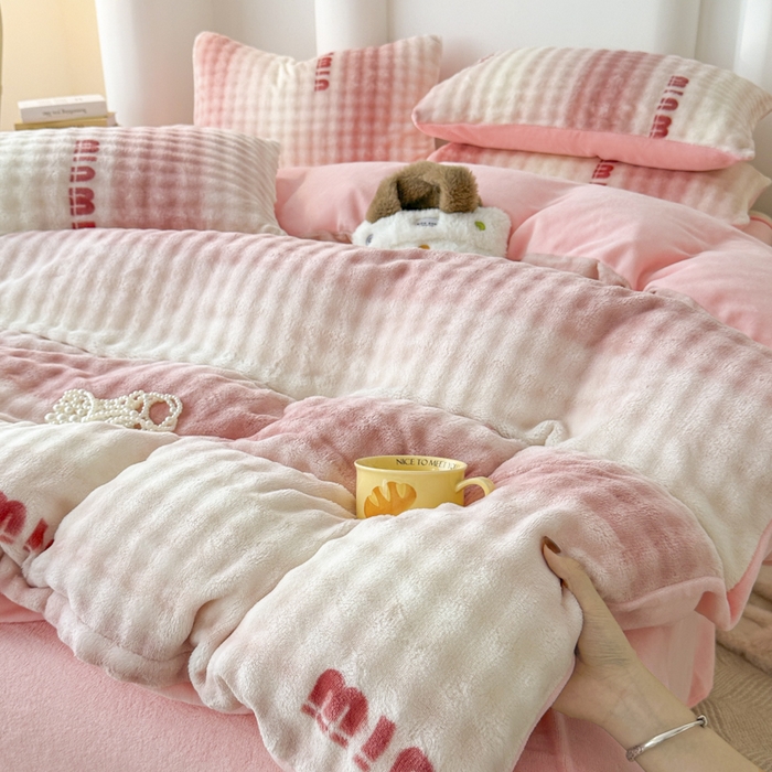 91家纺网 家纺一手货源 找家纺 郝媳妇家纺 2025新款泡泡绒牛奶绒四件套 咪咪粉