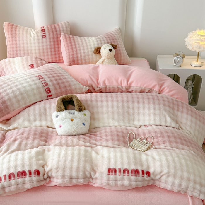 91家纺网 家纺一手货源 找家纺 郝媳妇家纺 2025新款泡泡绒牛奶绒四件套 咪咪粉