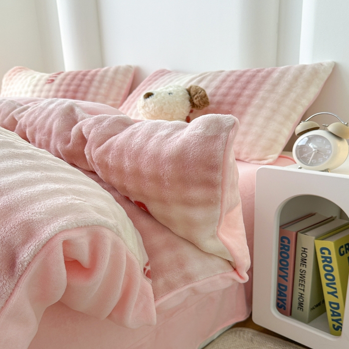 91家纺网 家纺一手货源 找家纺 郝媳妇家纺 2025新款泡泡绒牛奶绒四件套 咪咪粉