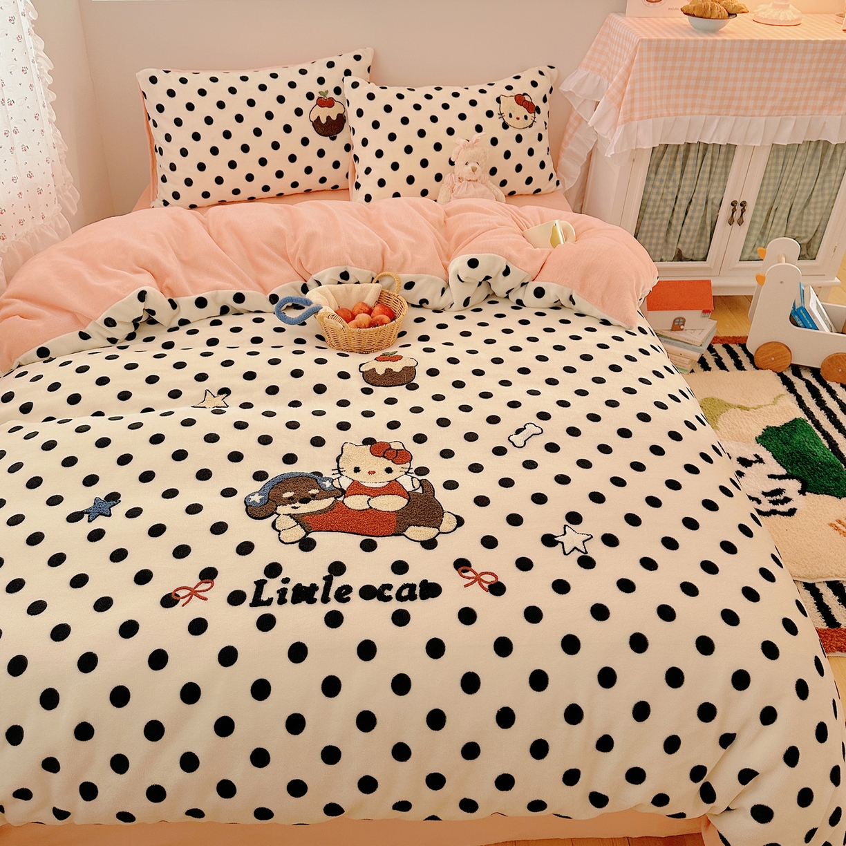 91家纺网 家纺一手货源 找家纺 繁花家居 2025新款牛奶绒毛巾绣格子猫红格子苹果猫四件套 kt和pt