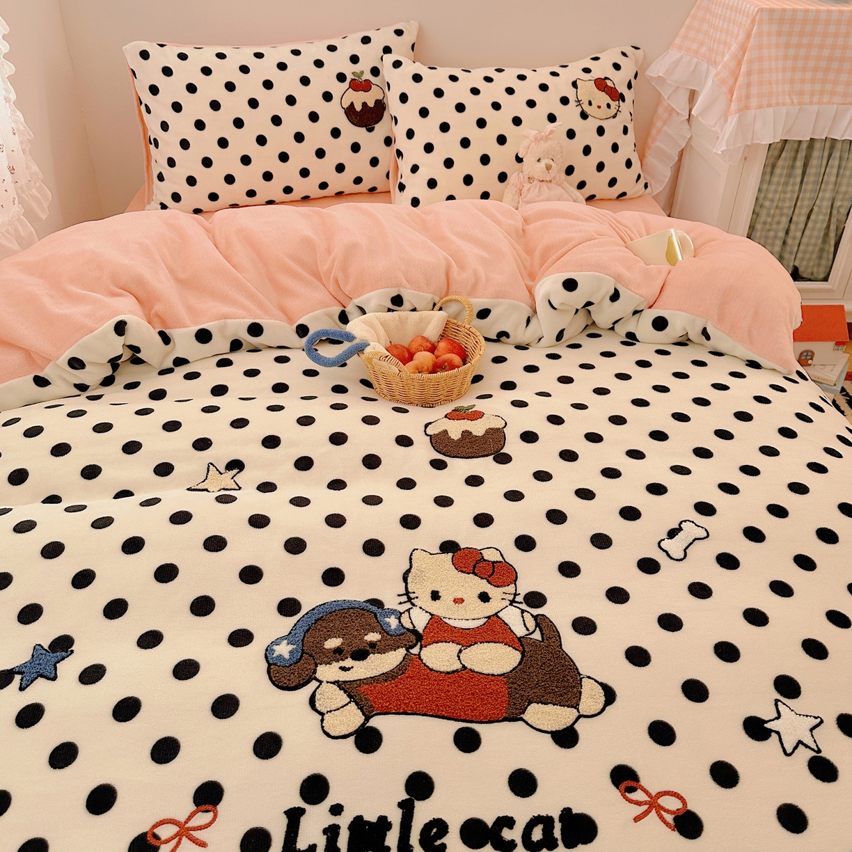 91家纺网 家纺一手货源 找家纺 繁花家居 2025新款牛奶绒毛巾绣格子猫红格子苹果猫四件套 kt和pt