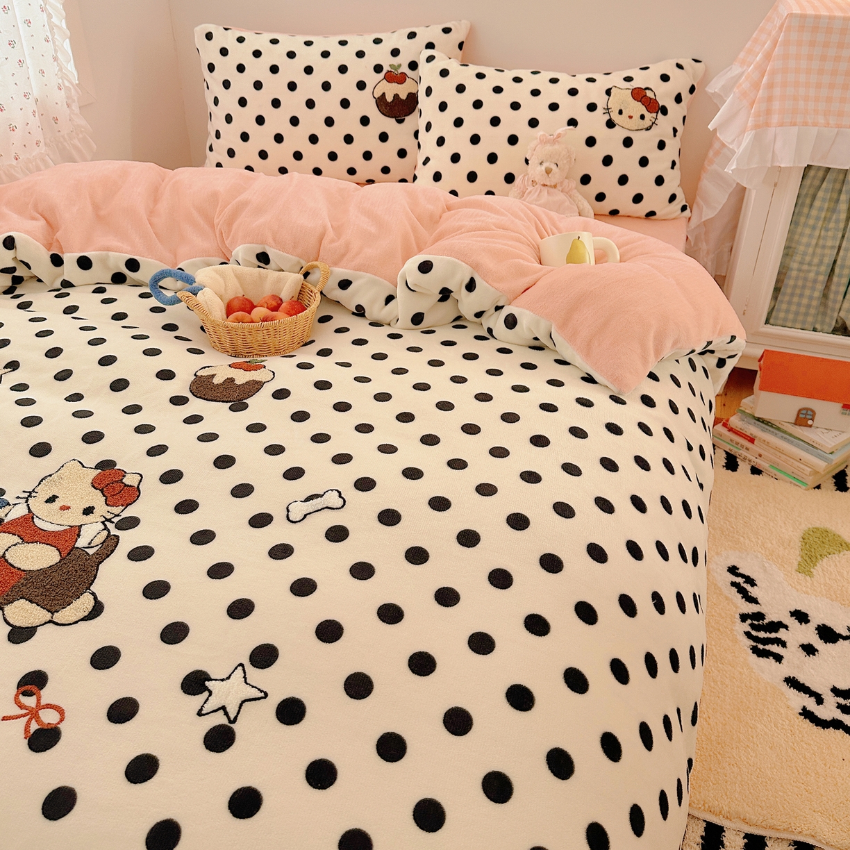 91家纺网 家纺一手货源 找家纺 繁花家居 2025新款牛奶绒毛巾绣格子猫红格子苹果猫四件套 kt和pt