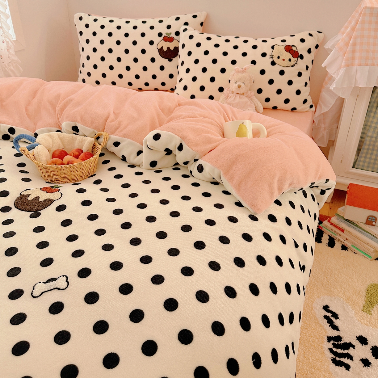 91家纺网 家纺一手货源 找家纺 繁花家居 2025新款牛奶绒毛巾绣格子猫红格子苹果猫四件套 kt和pt