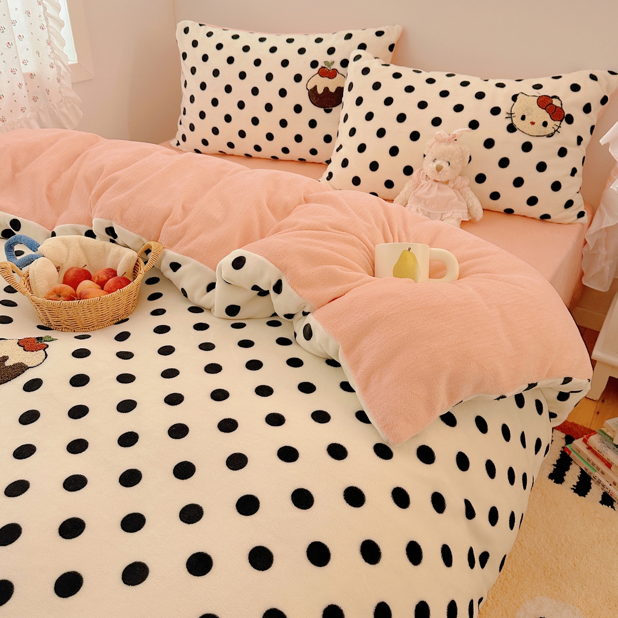 91家纺网 家纺一手货源 找家纺 繁花家居 2025新款牛奶绒毛巾绣格子猫红格子苹果猫四件套 kt和pt