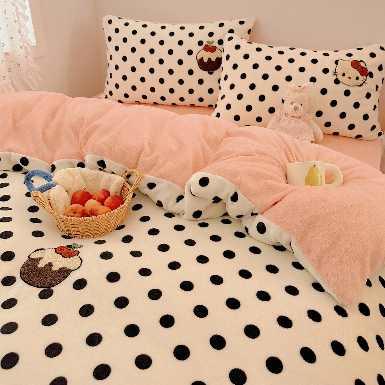 91家纺网 家纺一手货源 找家纺 繁花家居 2025新款牛奶绒毛巾绣格子猫红格子苹果猫四件套 kt和pt