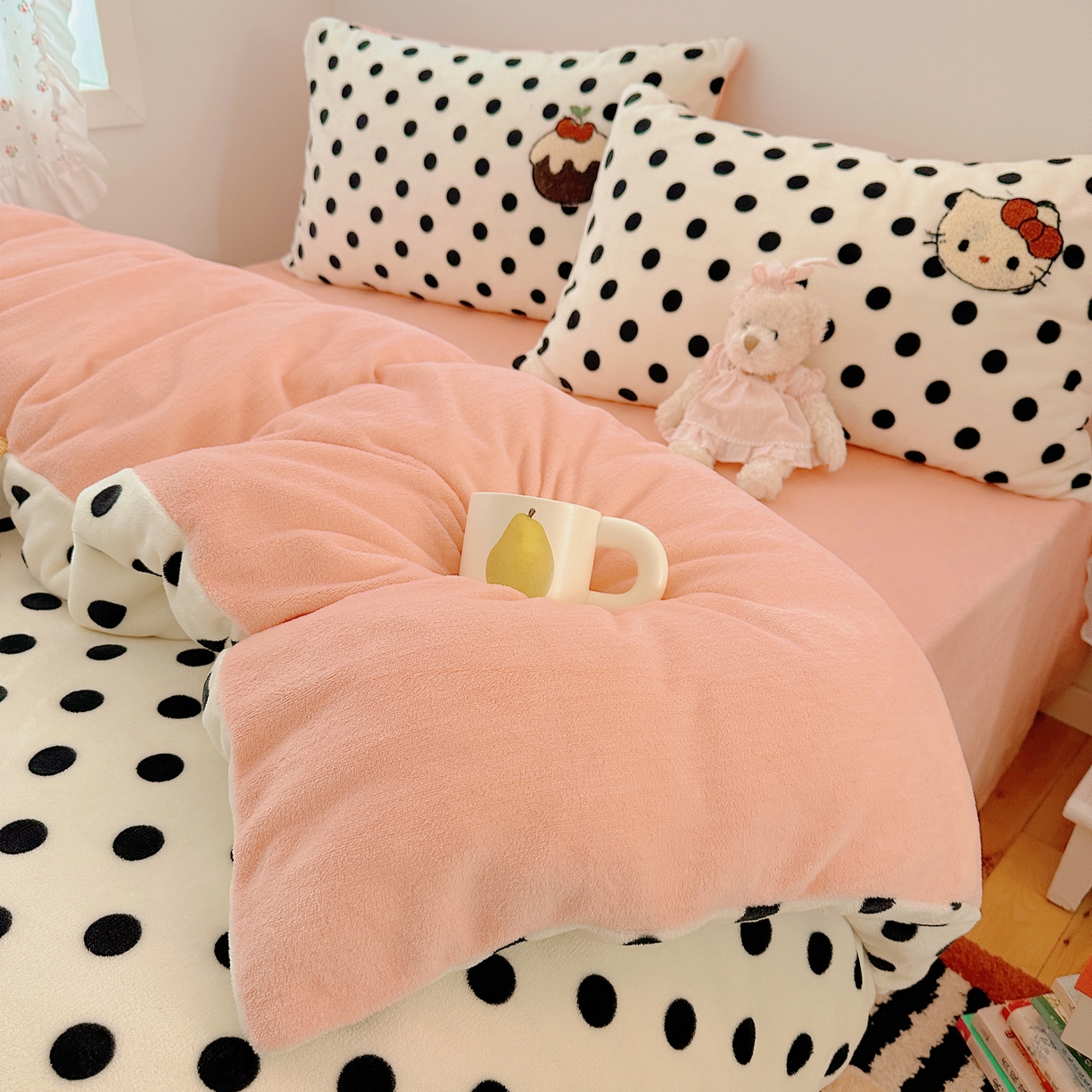 91家纺网 家纺一手货源 找家纺 繁花家居 2025新款牛奶绒毛巾绣格子猫红格子苹果猫四件套 kt和pt