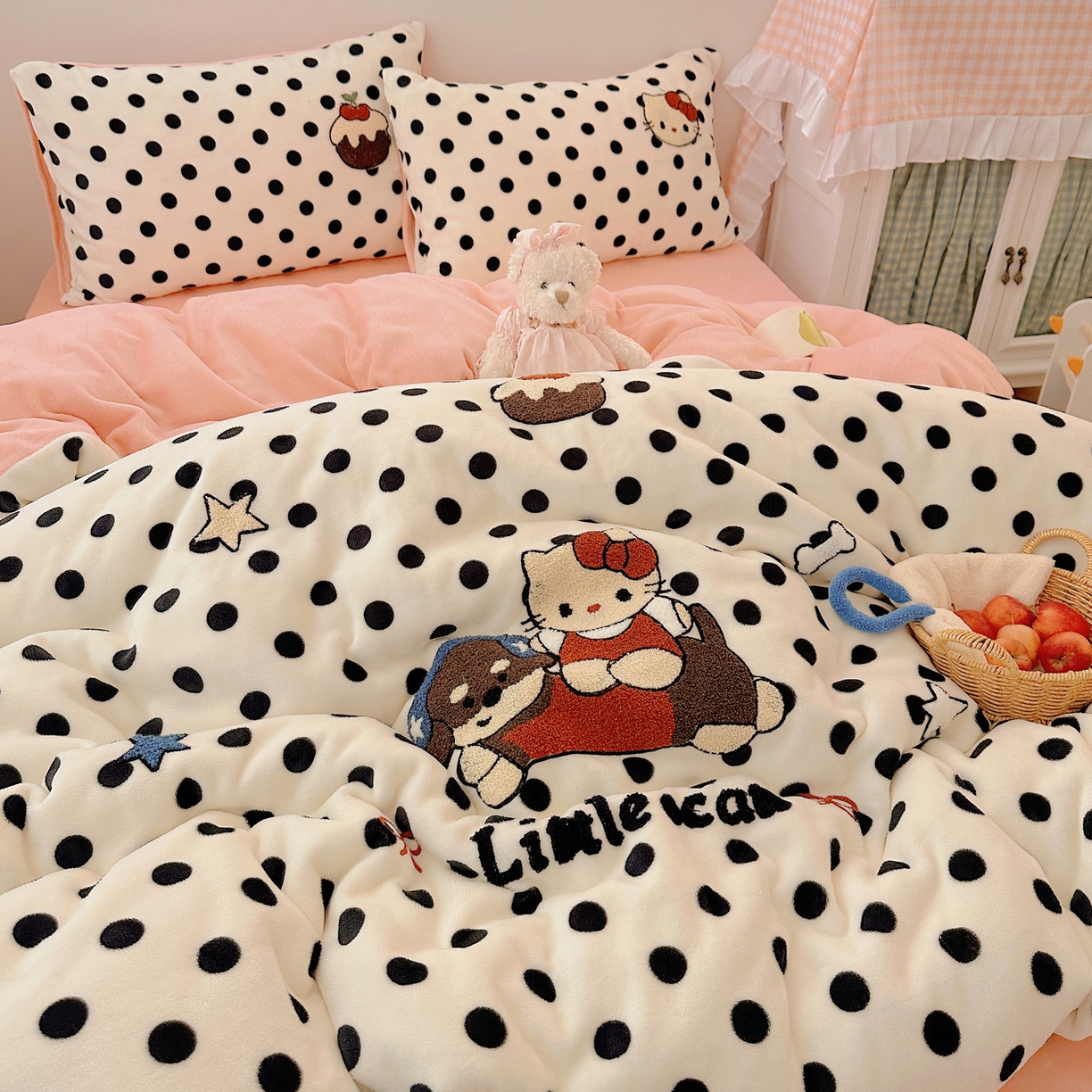 91家纺网 家纺一手货源 找家纺 繁花家居 2025新款牛奶绒毛巾绣格子猫红格子苹果猫四件套 kt和pt