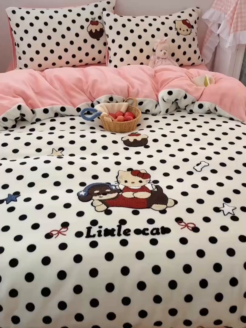 91家纺网 家纺一手货源 找家纺 繁花家居 2025新款牛奶绒毛巾绣格子猫红格子苹果猫四件套 kt和pt